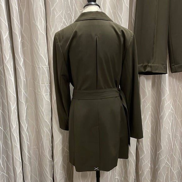 Signature by Larry Levine NWT size 12 green suit, belted jacket, wide leg pants - Picture 3 of 8
